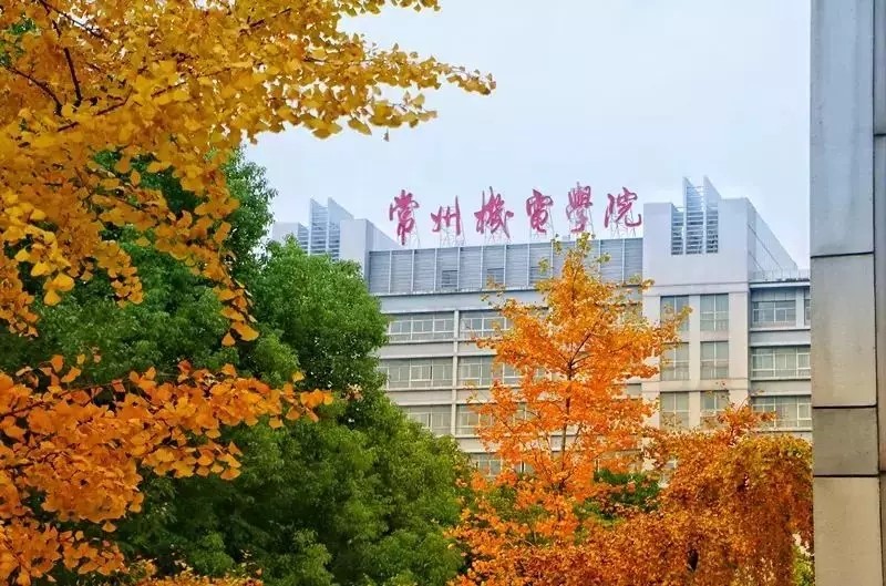 选择“皇家机电学院”，全部都给你配齐