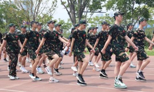南京高中军训照流出！看到你家孩子吗？