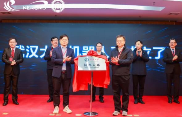 武汉大学联合小米成立机器人系