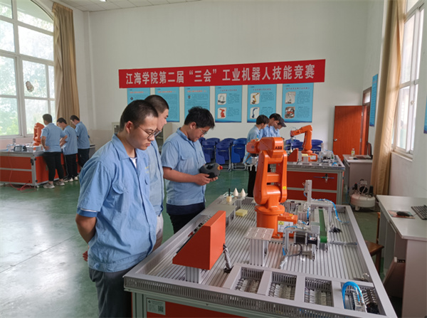 爱上江海·院长说学院 _ 走进智能装备与交通技术学院2.jpg