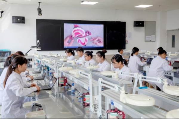 24招生季 ・专业巡礼 _ 医学院：口腔医学技术专业8.jpg
