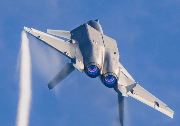 2025年江苏空军招飞初选9月25日至10月19日进行！