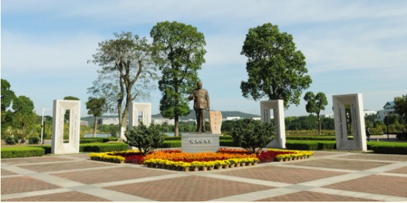 南京工业职业技术大学与南京市六合区签约共建龙袍校区！