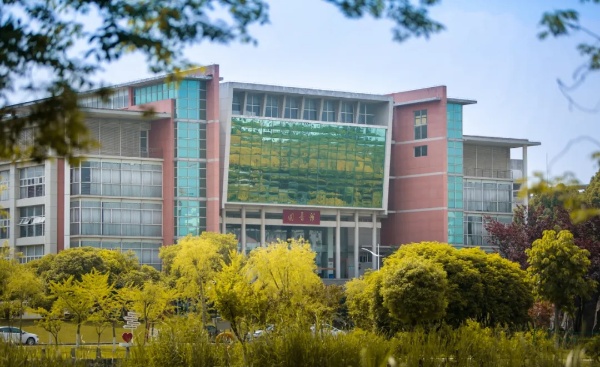 江苏经贸职业技术学院2025年普通高考报考指南3_副本.jpg