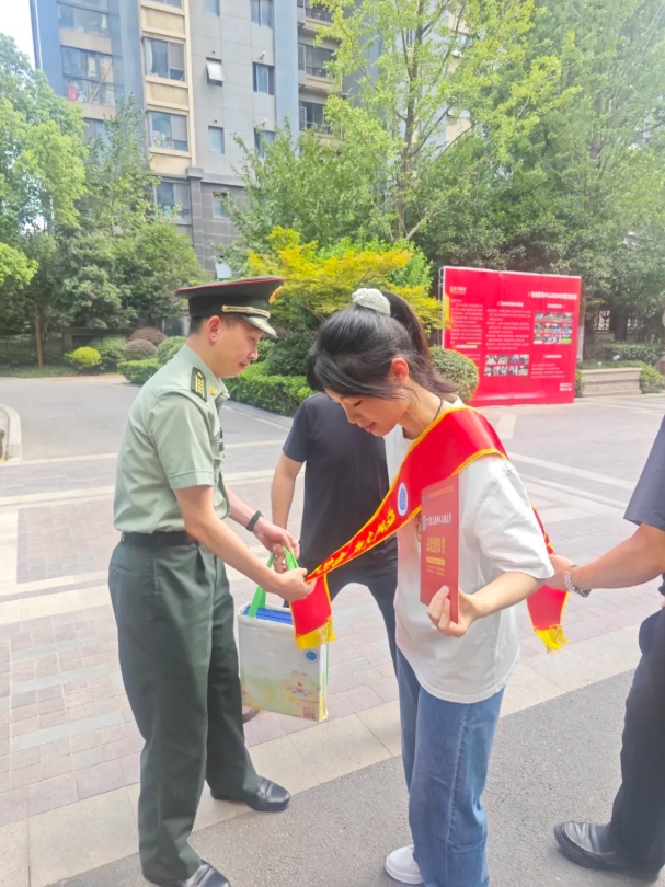 江苏650分榜首学子接收信息支援部队工程大学“成长邀约”！.png