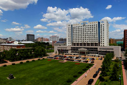 对外经济贸易大学与重庆市人民政府签署合作协议