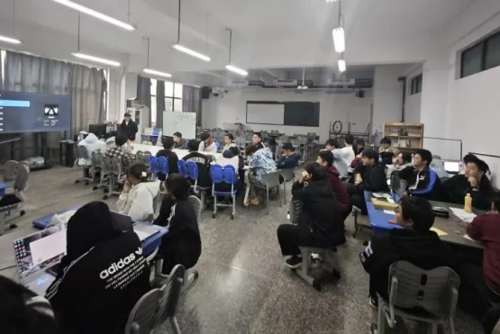 硅湖职业技术学院 从兴趣出发，让热爱发光9_副本.jpg