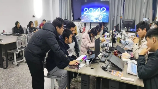 硅湖职业技术学院 从兴趣出发，让热爱发光12.png