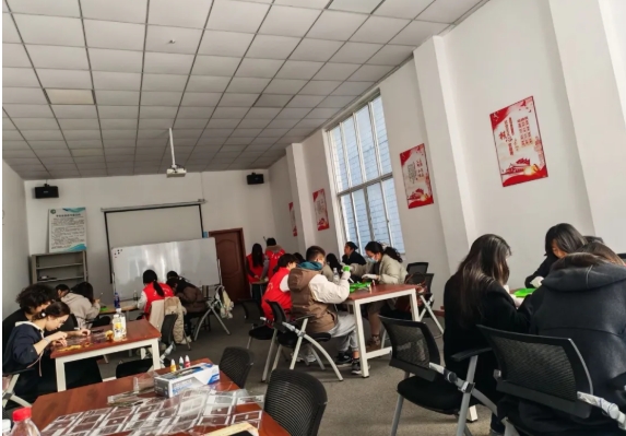 1765855960711335.png 太湖创意职业技术学院拾叶集:校园草木标本里的青春私语.png