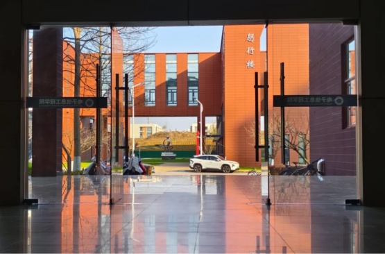 1766050627228595.jpg 邂逅窗棂里的交院11_副本.jpg