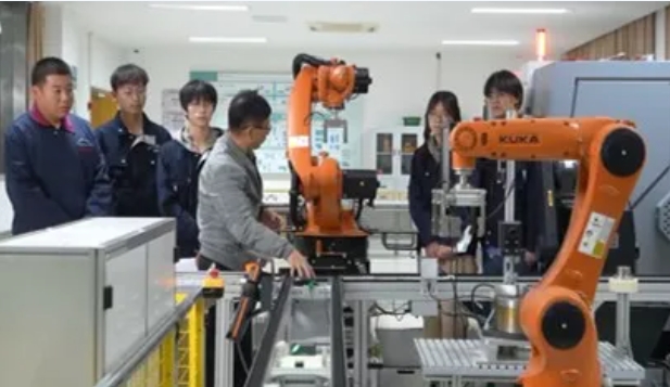 1766741596793881.png 扬州职业技术大学构建系统化育人体系 赋能新时代“智造工匠”培养.png