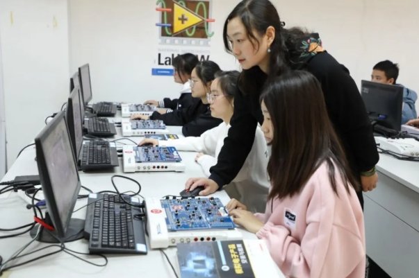 1766741602371408.png 扬州职业技术大学构建系统化育人体系 赋能新时代“智造工匠”培养2.png