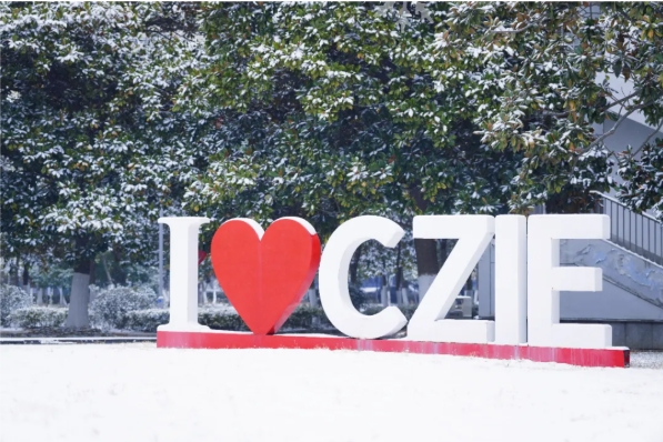 初雪治愈，静谧如画！常州工程学院披上冬日银装！