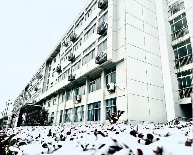 初雪治愈，静谧如画！常州工程学院披上冬日银装！13.png