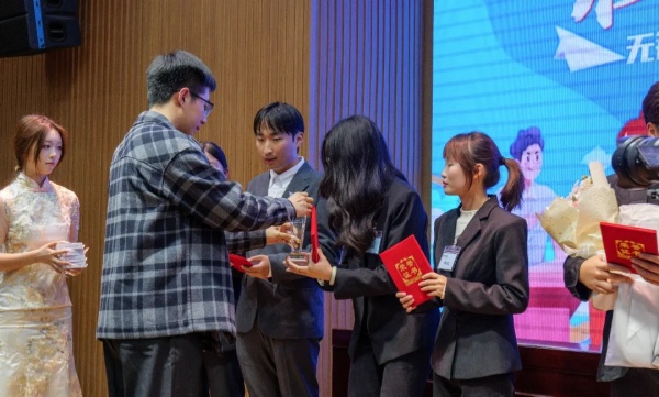1776218966374440.jpg 当元素周期表融入太湖校园,解锁青春奇妙化学反应!15_副本_副本.jpg