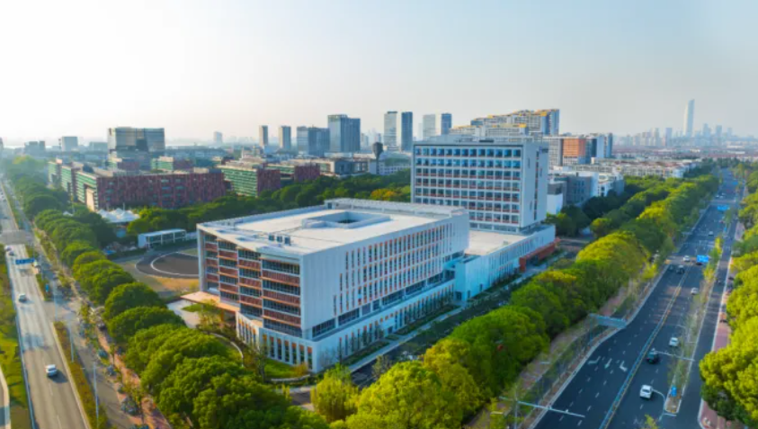 苏州百年职业学院聚焦学生成长通道，以AI+点亮未来！